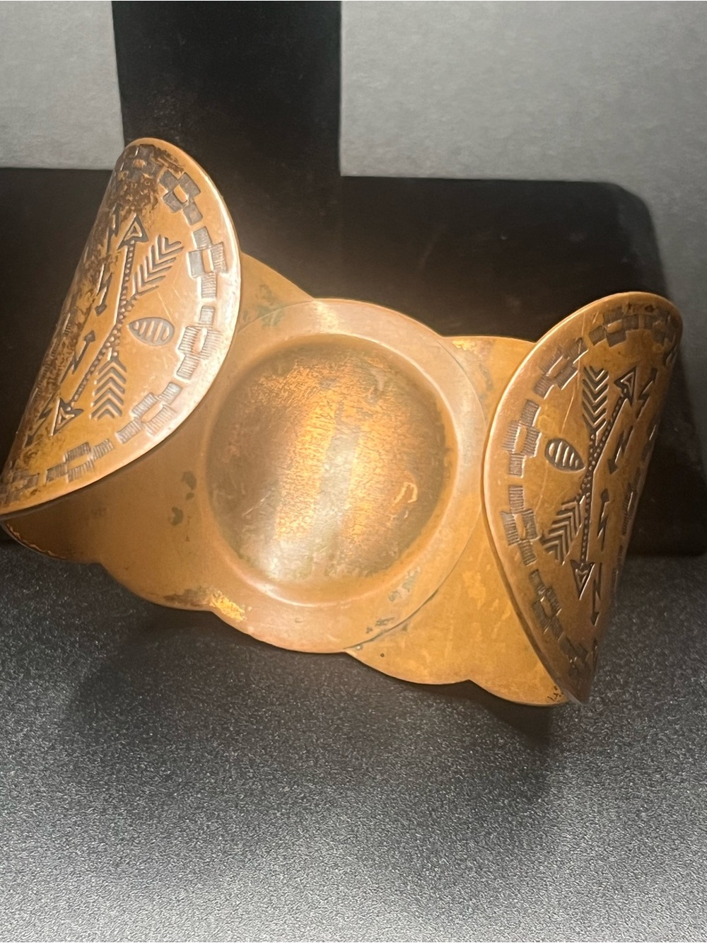 Vintage 1970s Solid Copper Wide Southwestern Embossed Cuff Bracelet - Picture 8 of 10